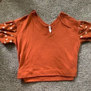 Adorable anthropology top w fun polka dot sleeves